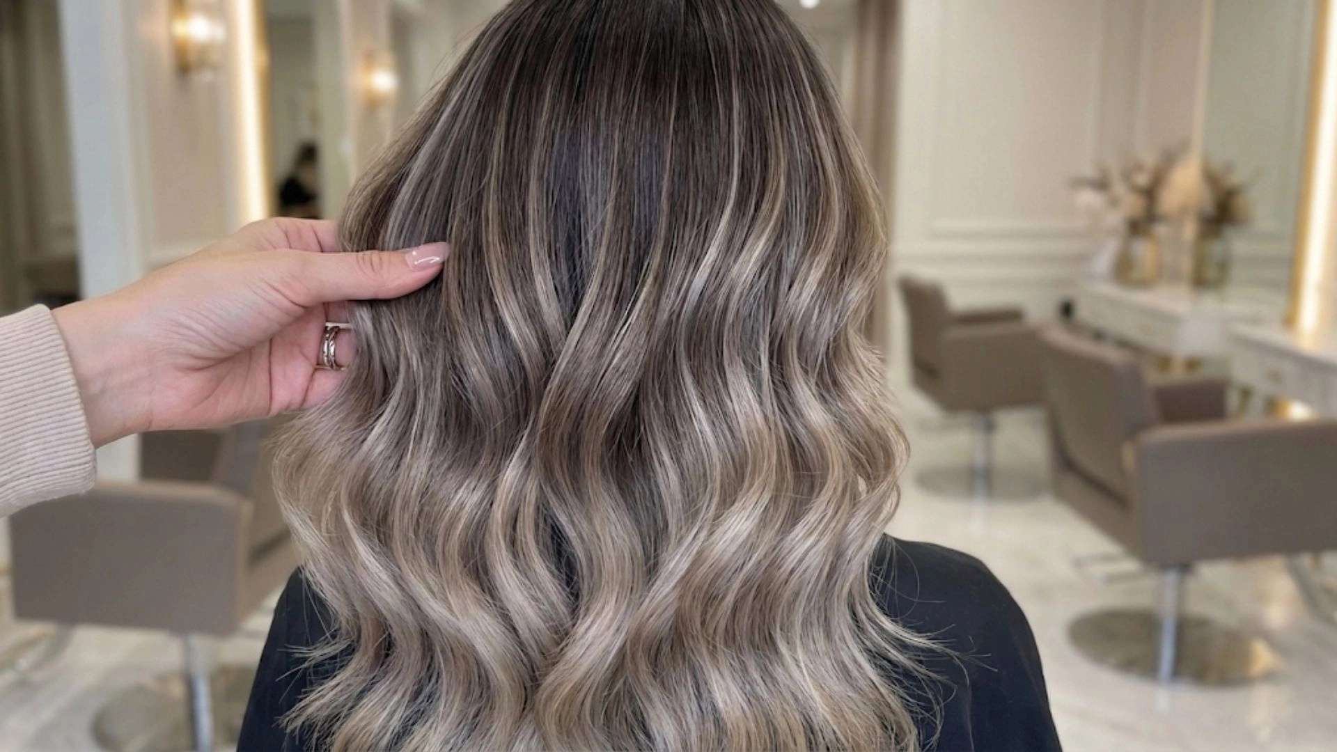 熟齡女性髮色怎麼選，才顯年輕